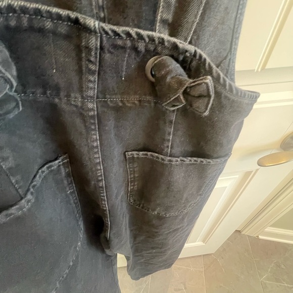 FREE PEOPLE BLACK DENIM OVERALLS W TIE DETAILS AND POCKETS! S - Picture 5 of 7